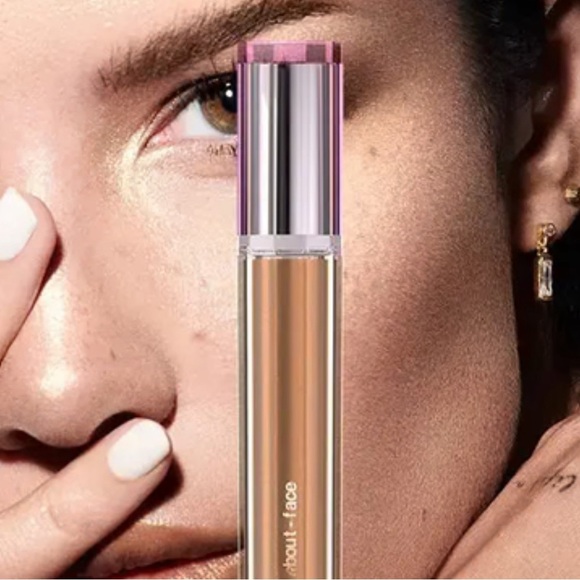 Light Lock Lip Gloss in Shade: Payton
High Sheen Creamy Lip Oil
New in box - Picture 4 of 5